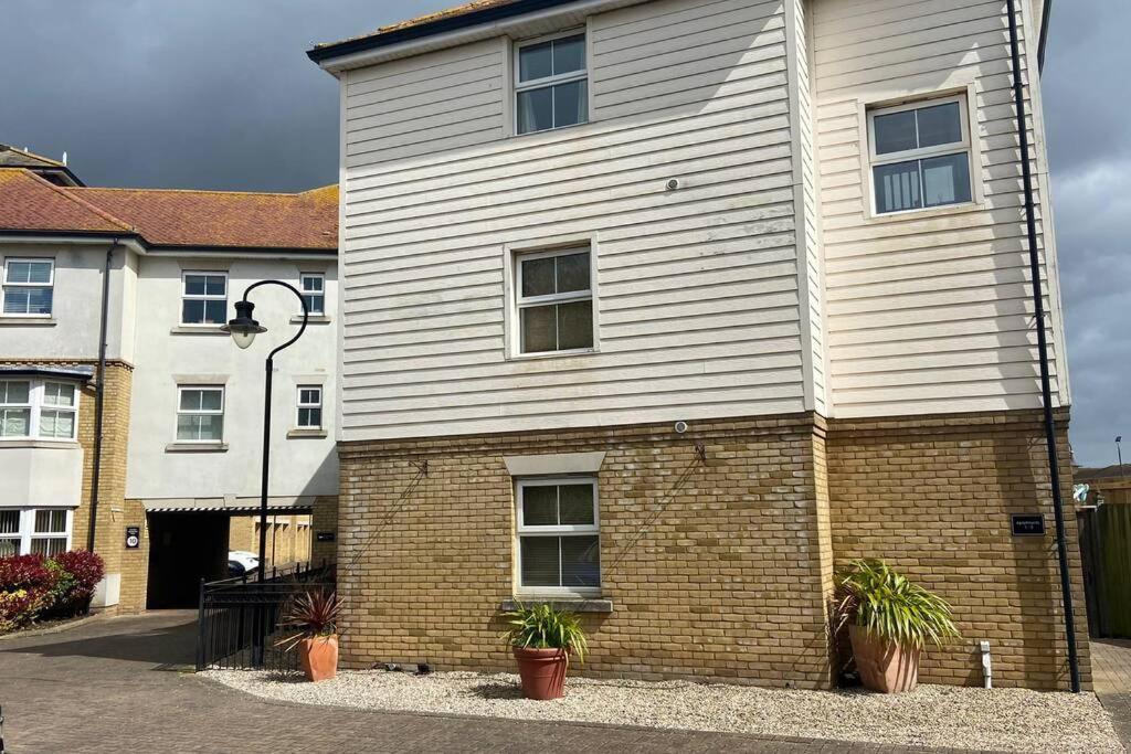 Sunny Spacious Apartment 2 Minutes From The Beach! Southend-on-Sea Exterior photo