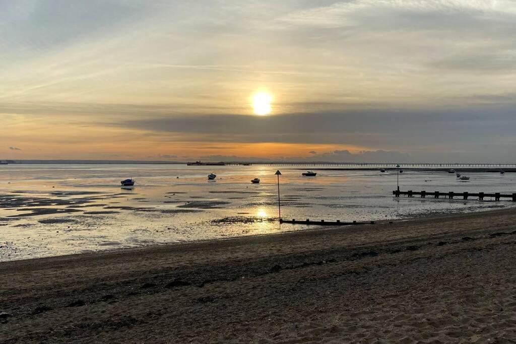 Sunny Spacious Apartment 2 Minutes From The Beach! Southend-on-Sea Exterior photo