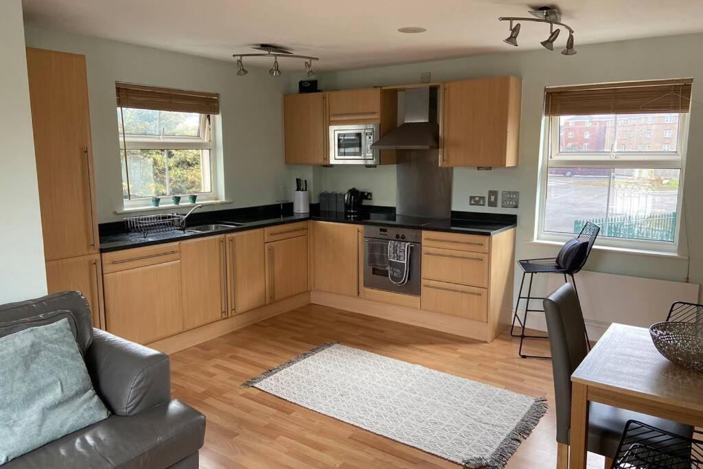 Sunny Spacious Apartment 2 Minutes From The Beach! Southend-on-Sea Exterior photo