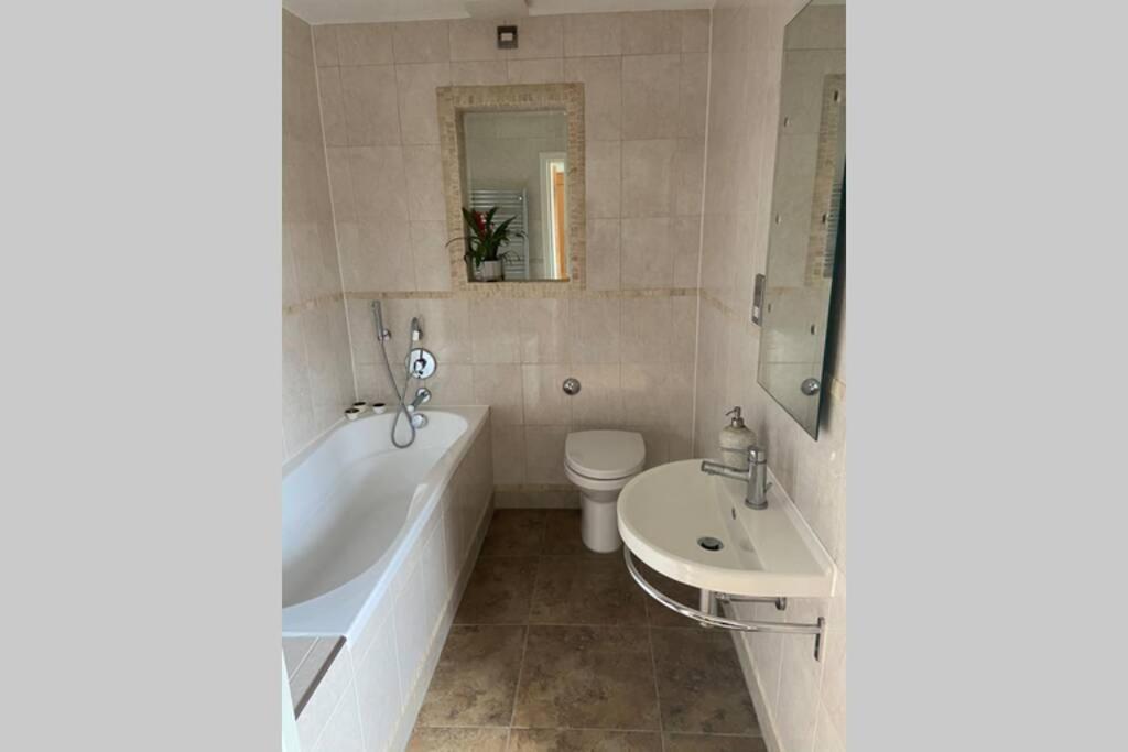 Sunny Spacious Apartment 2 Minutes From The Beach! Southend-on-Sea Exterior photo